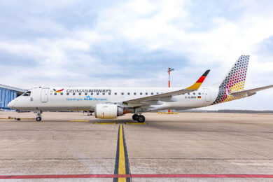 O primeiro Embraer E190 com a nova pintura da German Airways