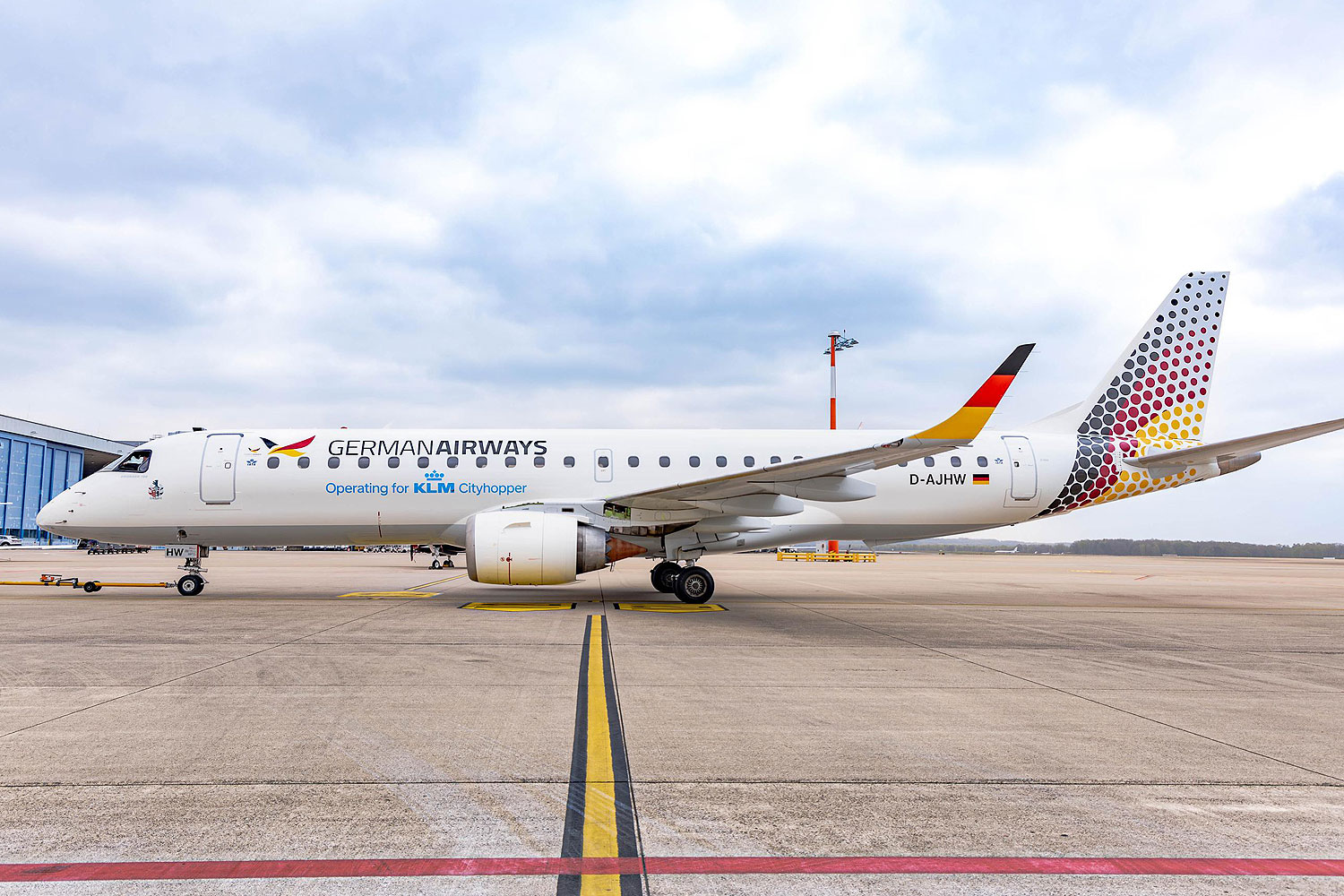 O primeiro Embraer E190 com a nova pintura da German Airways