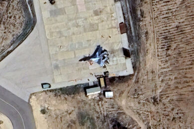 O caça Su-35 flagrado na Argélia por imagem de satélite