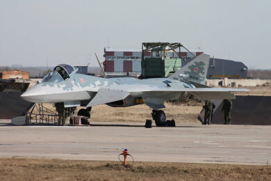 Um dos caças Su-57 que foram vistos no que seria uma parada durante voo de traslado