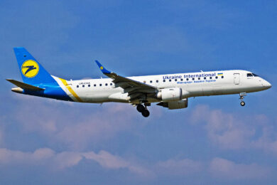 Um dos Embraer E190 que devem operar com a Total, ainda nas cores da Ukraine Airlines