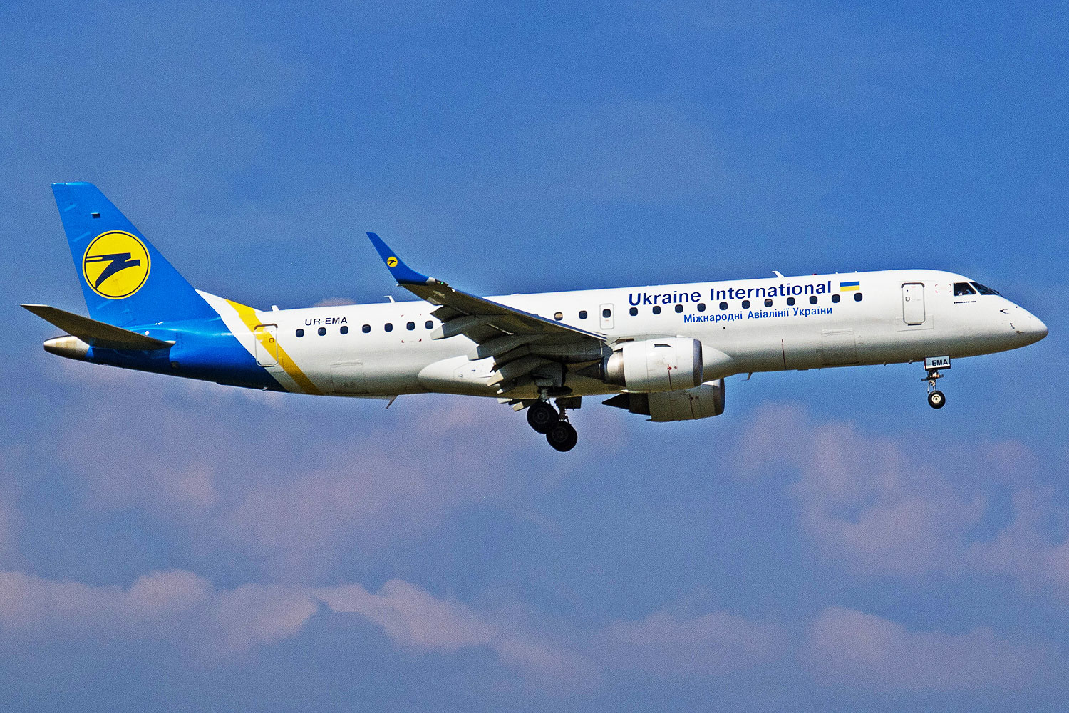 Um dos Embraer E190 que devem operar com a Total, ainda nas cores da Ukraine Airlines