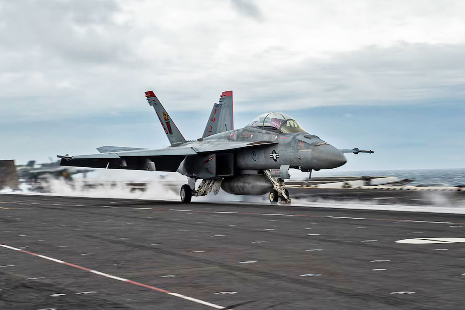 Caça F/A-18F no porta-aviões Harry S. Truman