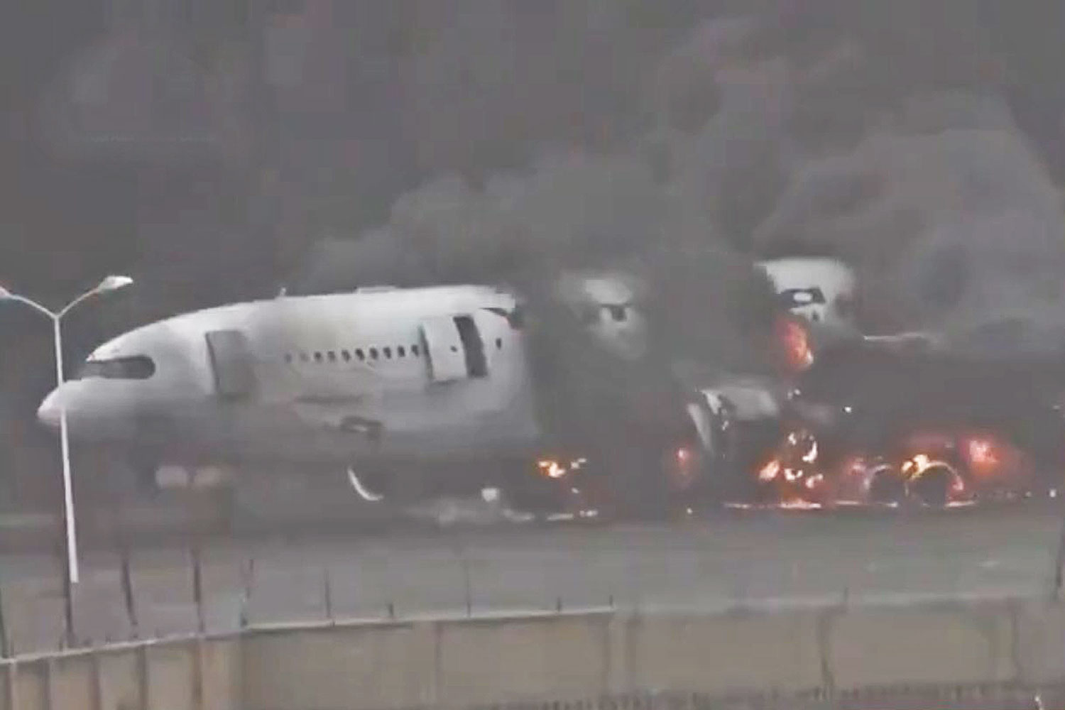 O único A330 da Yemenia Airways pega fogo