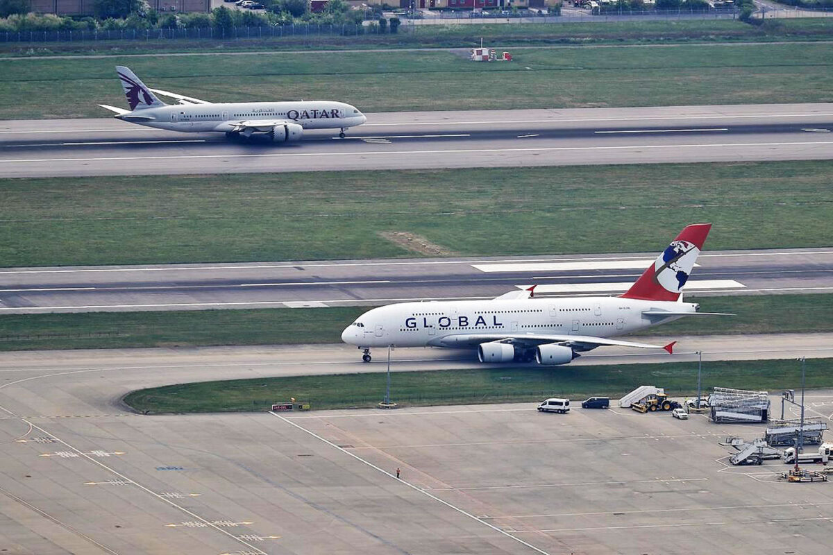 O A380 da Global Airlines no Aeroporto de Gatwick