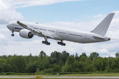 O Boeing 777-9 N779XZ decola novamente