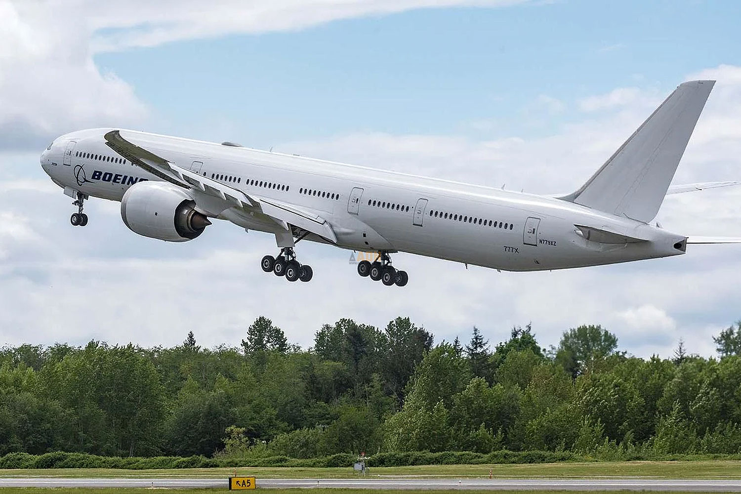 O Boeing 777-9 N779XZ decola novamente