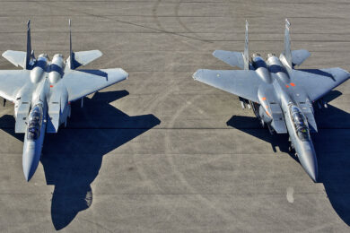 O F-15EX (esquerda) ao lado de um F-15E