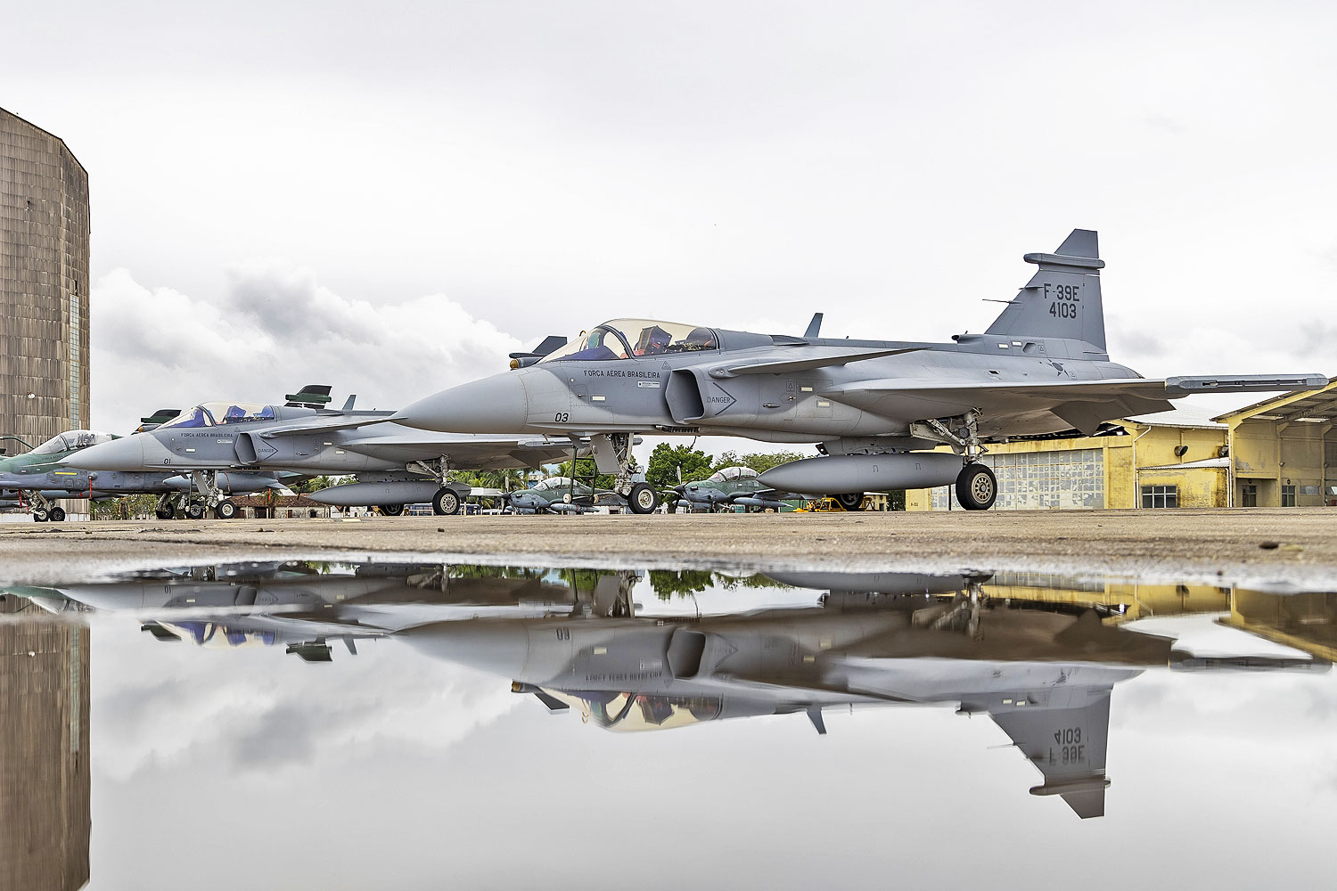 Dois dos oito caças Gripen da FAB