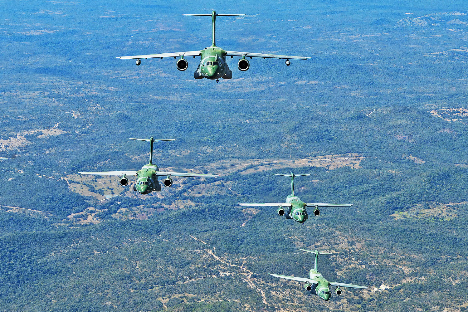 A FAB realizou o primeiro voo conjunto com quatro KC-390 da Embraer