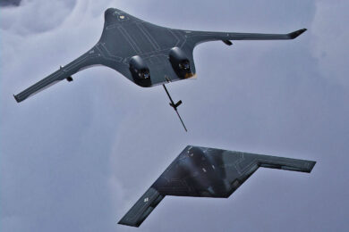 O KC-Z4 abastece um B-2 em projeção