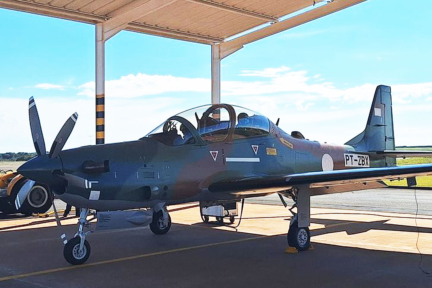 Um dos A-29 Super Tucano da Força Aérea Paraguaia nas instalações da Embraer