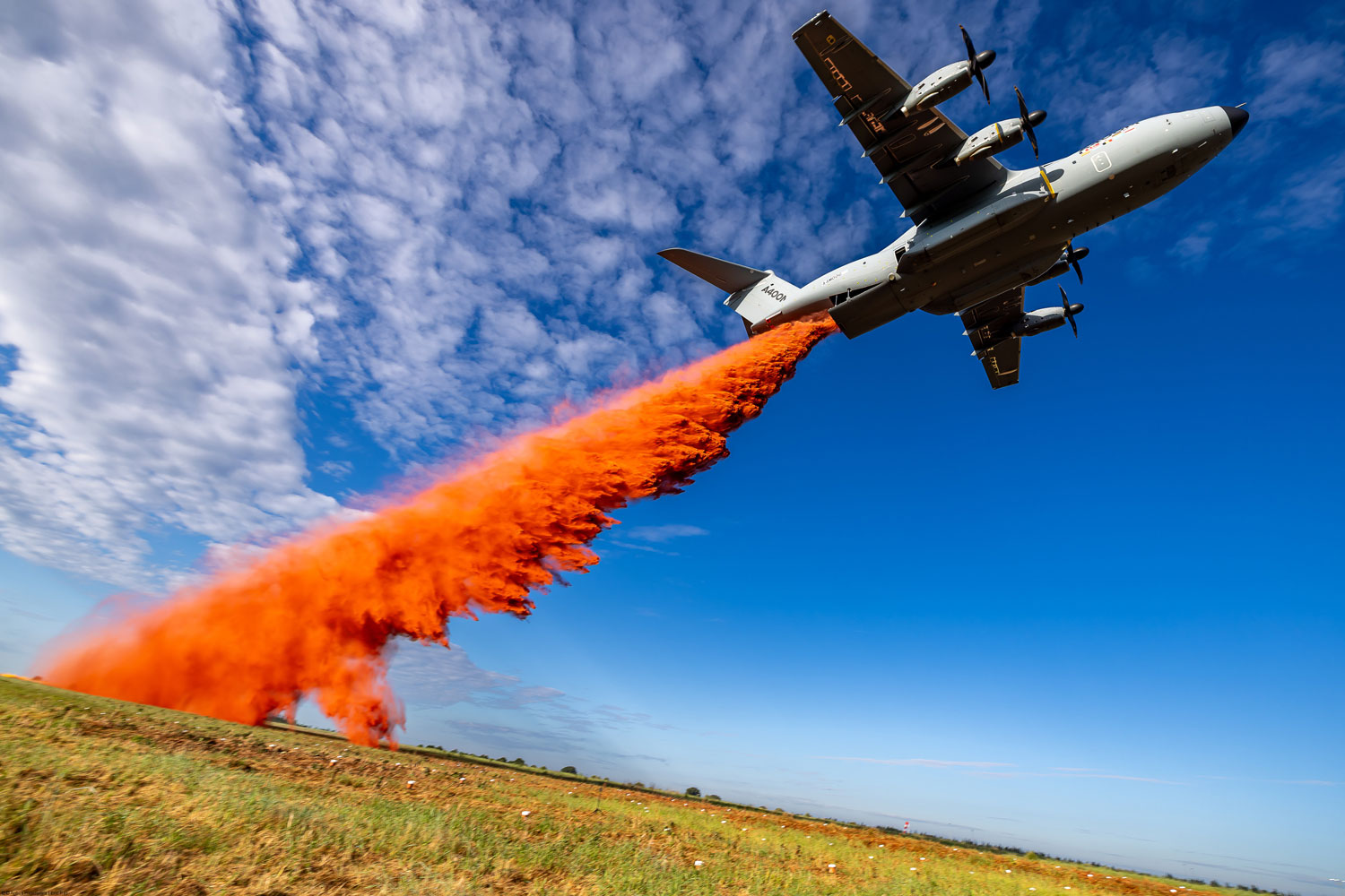 Turboélice A400M lança material retardante de incêndio