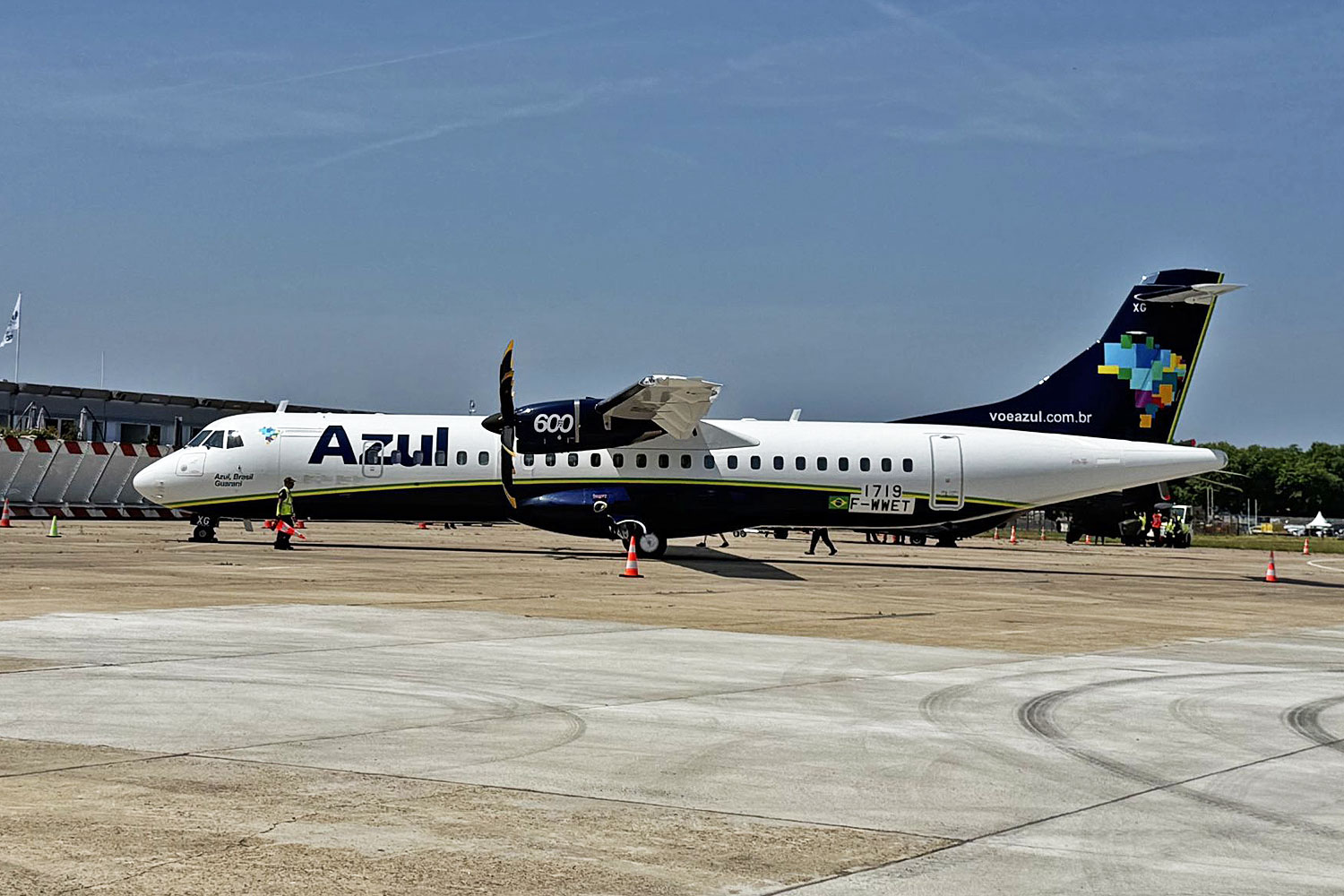 Novo ATR 72 da Azul que está em exposição em Le Bourget