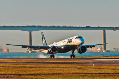 O E195-E2 da Azul pousa no Santos Dumont pela primeira vez
