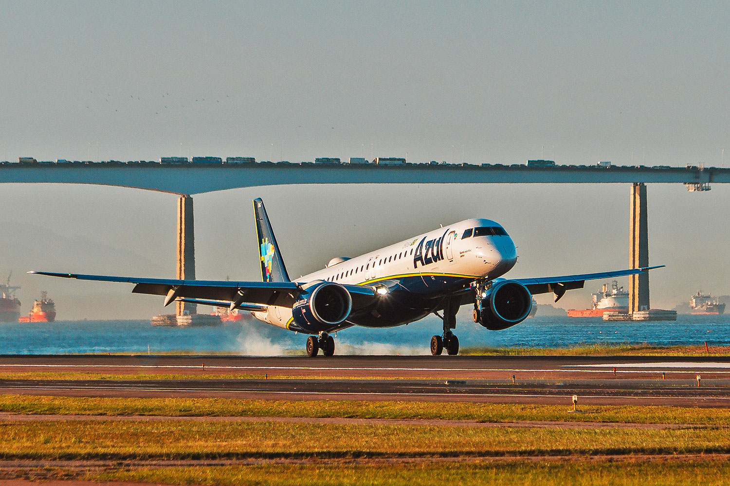 O E195-E2 da Azul pousa no Santos Dumont pela primeira vez