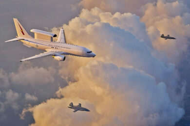 O E-7 e dois drones MQ-28 em montagem