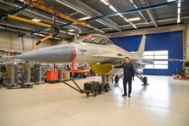 Luis Petri, ministro da Defesa da Argentina, posa ao lado de um F-16 na Dinamarca (divulgação)