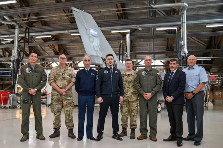 Petri e comitiva argentina na base aérea de Aalborg na Dinamarca (divulgação)