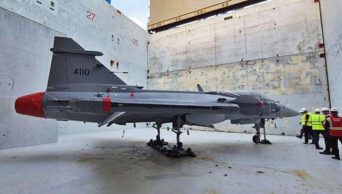 O caça Gripen FAB 4110 dentro do navio