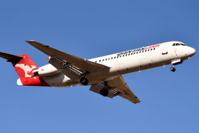 Fokker 100 da QantasLink operado pela Network Aviation