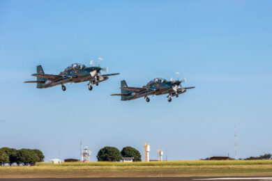 Dois dos quatro primeiros A-29 paraguaios decolam para a entrega