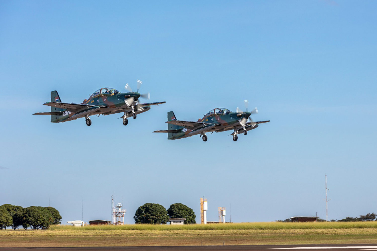 Dois dos quatro primeiros A-29 paraguaios decolam para a entrega
