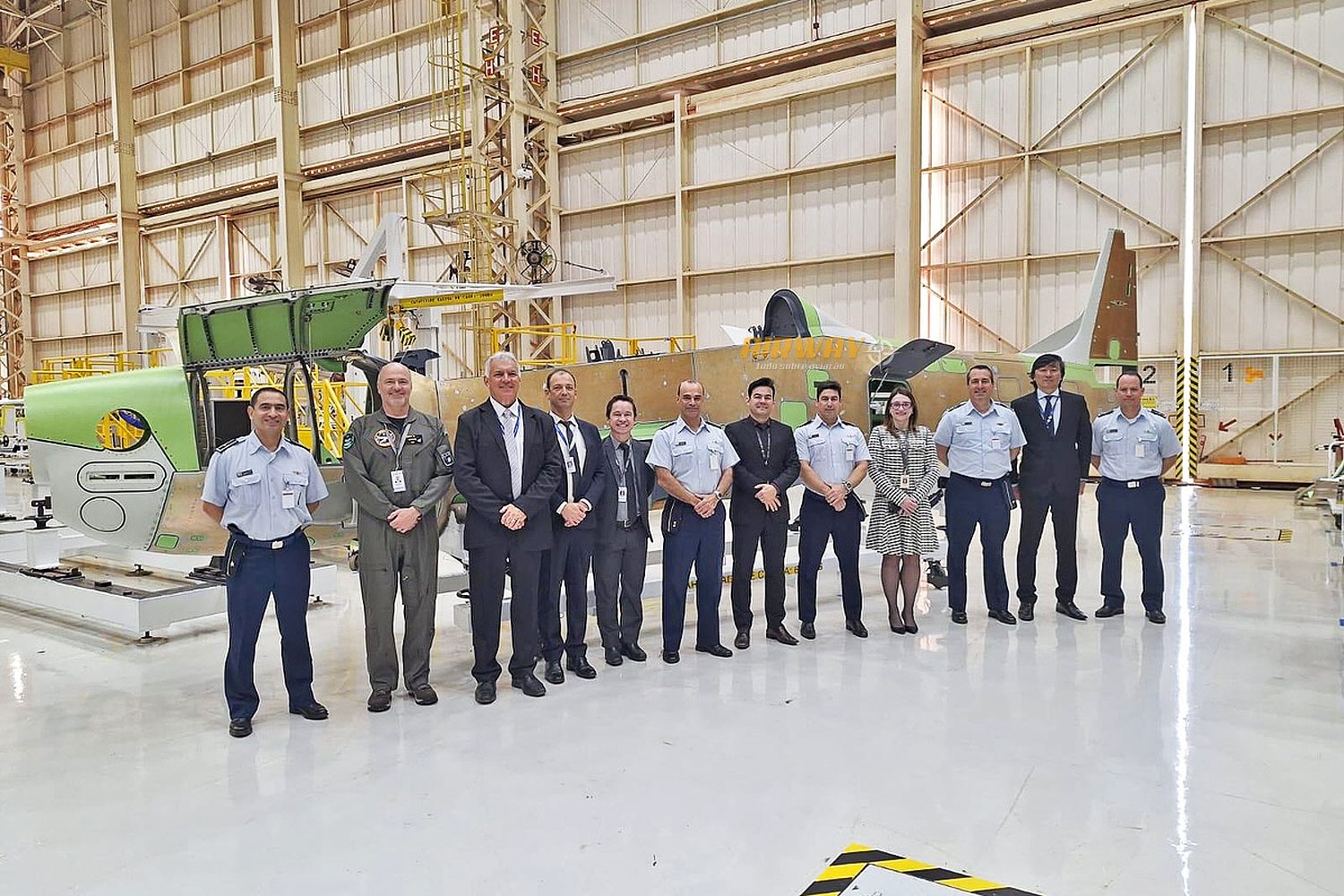 Membros da Força Aérea Uruguaia e do governo posam ao lado do A-29