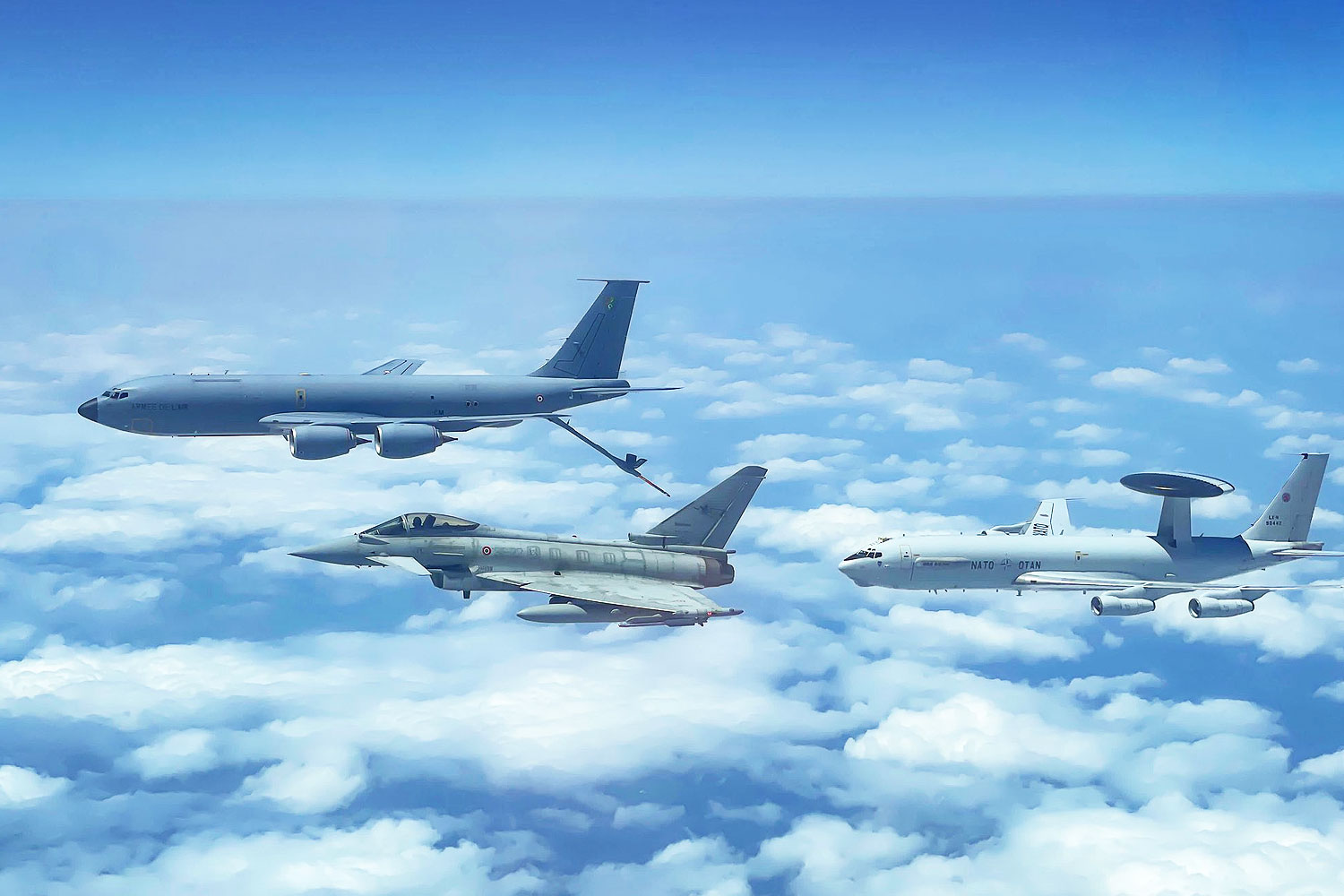 Um K/C-135 francês voando ao lado de um Eurofighter Typhoon e um E-3 Sentry