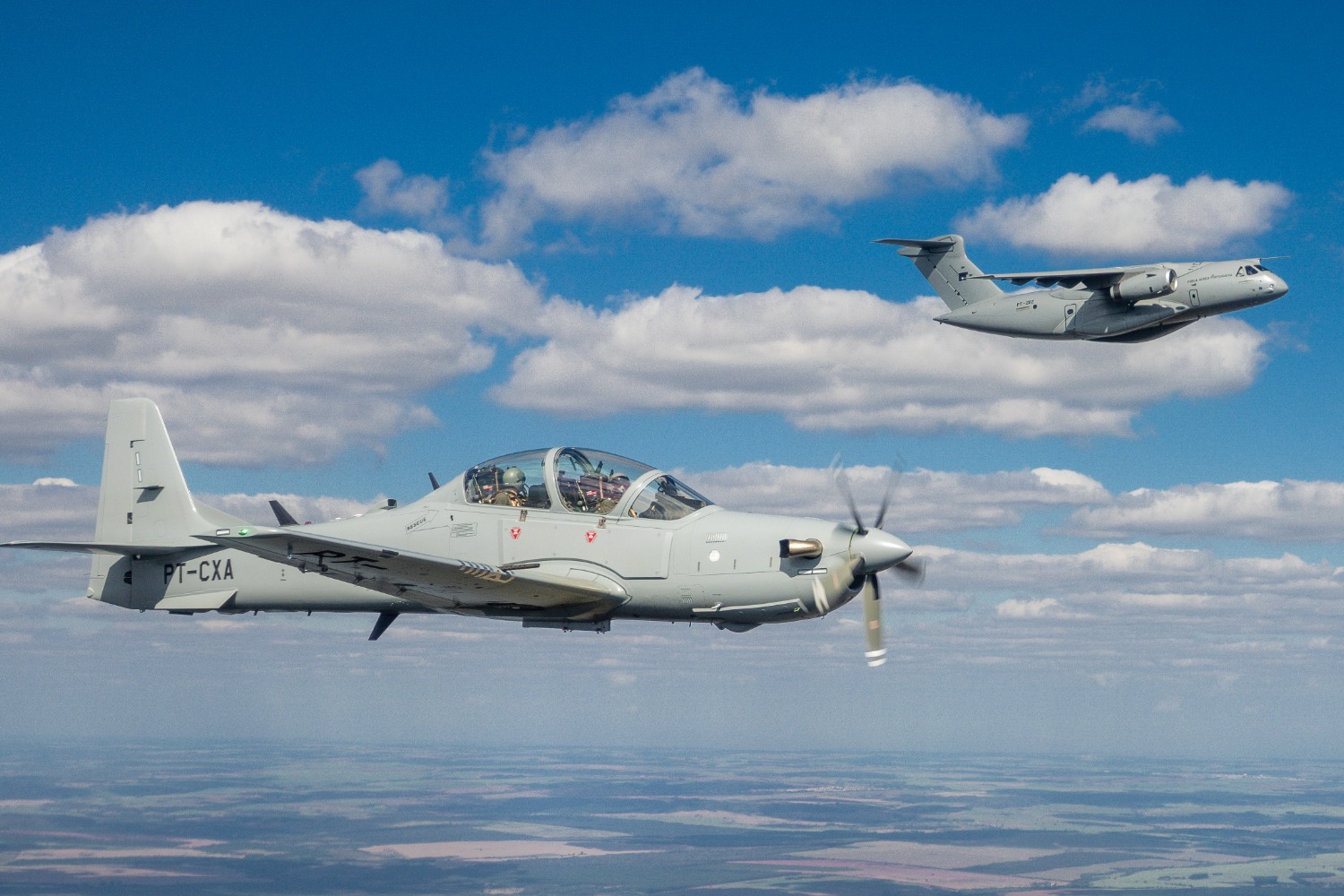 O primeiro A-29N e o terceiro KC-390 de Portugal em voo conjunto
