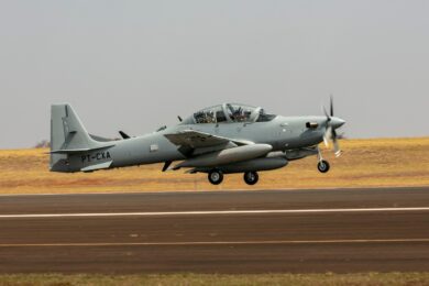 Um dos A-29N de Portugal decola de Gavião Peixoto
