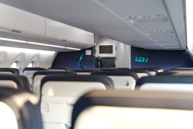 Interior do A220 da LOT