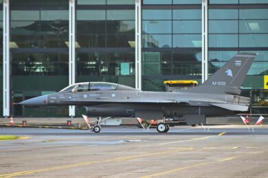 Caça F-16BM da Força Aérea Argentina avistado na Dinamarca com a designação M-1001