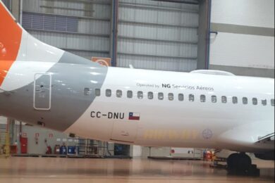 Boeing 737 da NG Servicios Aereos e a pintura da GOL