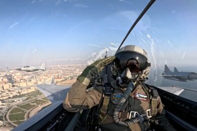 Caças JF-17 do Azerbaijão sobrevoam a capital Baku.