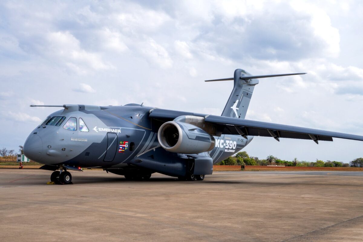 O KC-390 de demonstração da Embraer