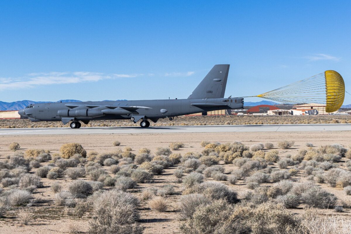 O B-52 equipado com o novo radar AESA chega à Base Aérea de Edwards