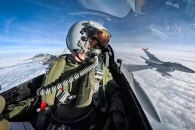 Caças F-16 da Argentina em voo de traslado