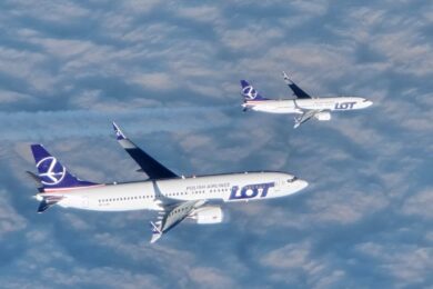 Os três novos Boeing 737 Max 8 da LOT em um voo conjunto.