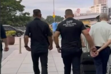 Piloto da LATAM, à direita, é levado pela polícia em Congonhas
