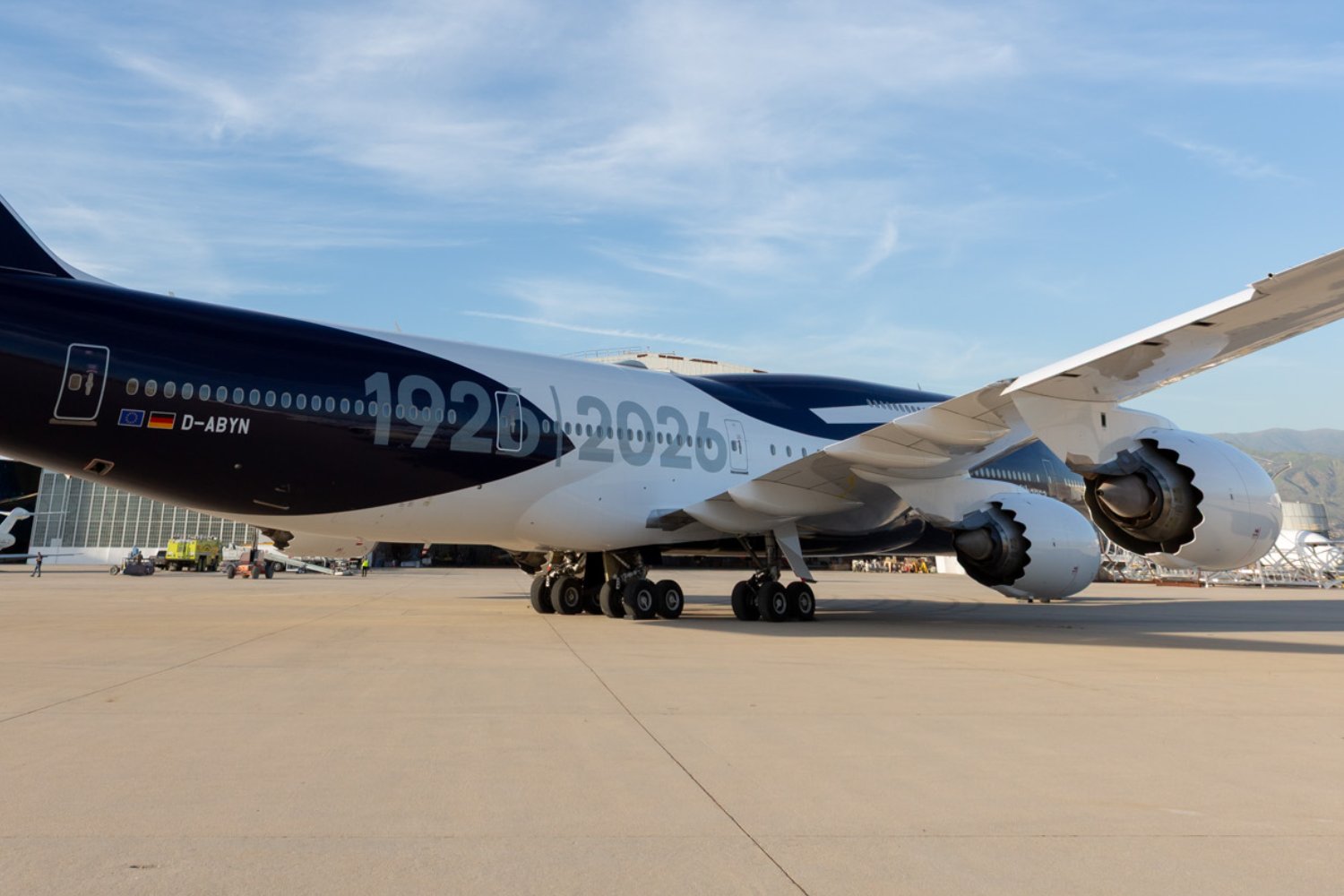 Lufthansa apresenta Boeing 747-8 com pintura comemorativa de 100