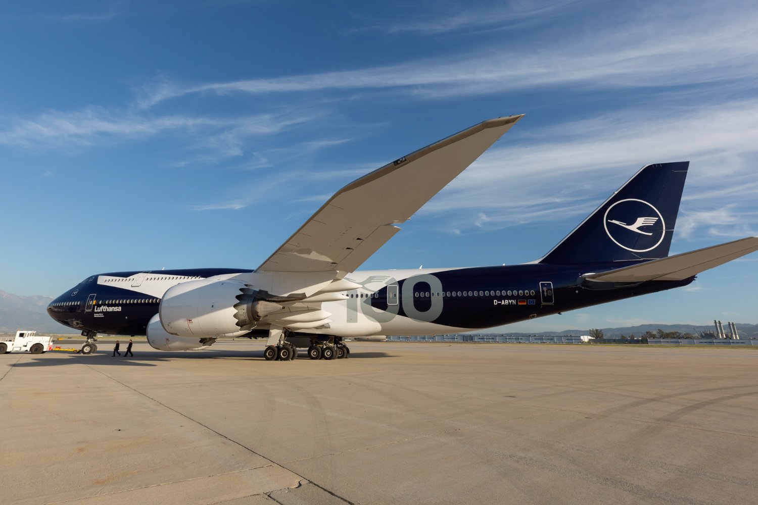 Lufthansa apresenta Boeing 747-8 com pintura comemorativa de 100
