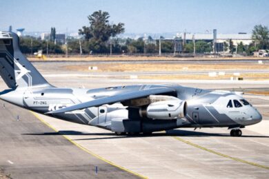 O KC-390 com sua nova pintura em Santiago do Chile