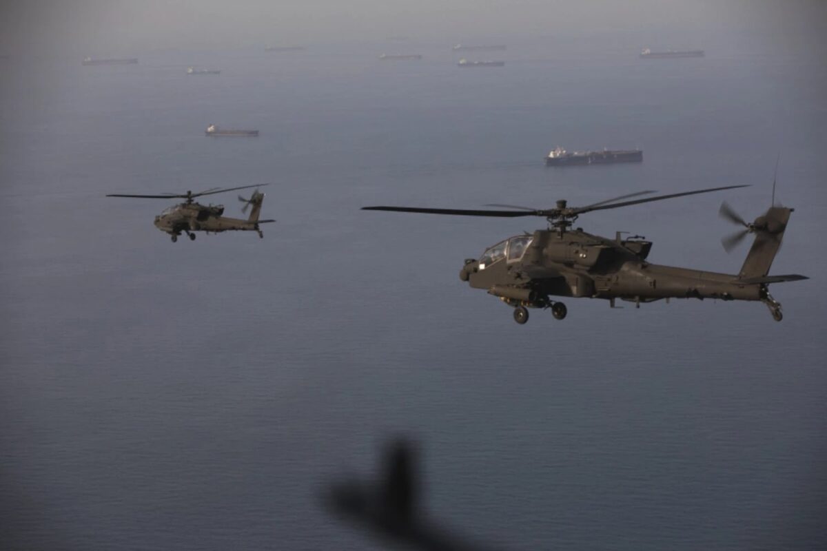 Helicópteros AH-64 Apache do Exército dos EUA sobrevoam navios mercantes no Estreito de Ormuz