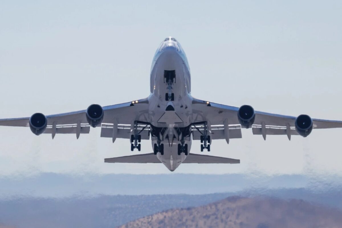 O transportador Boeing 747-400 da Stratolaunch decola com a aeronave Talon-A3