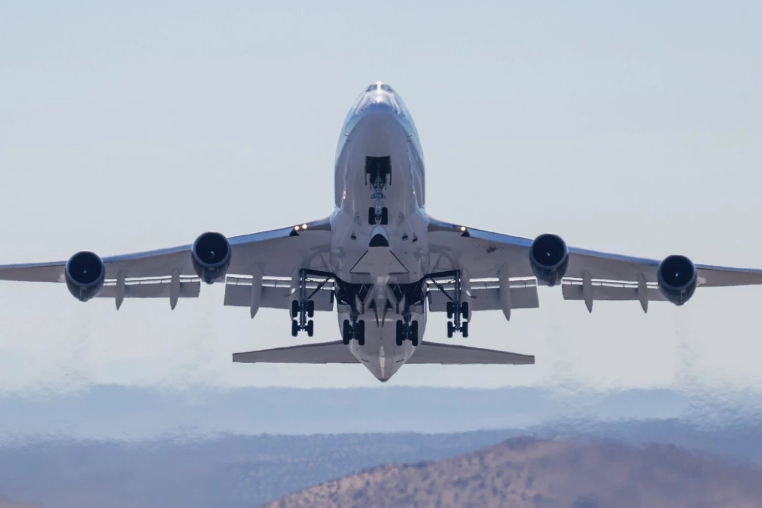 Stratolaunch utiliza ex-747 da Virgin Orbit em teste de voo