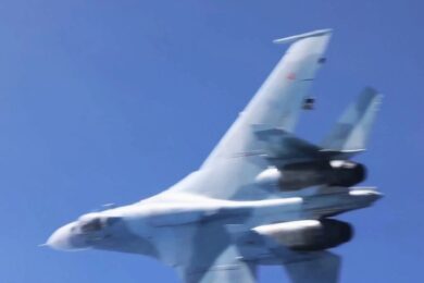 Caça Su-27 voa a poucos metros de aeronave da RAF