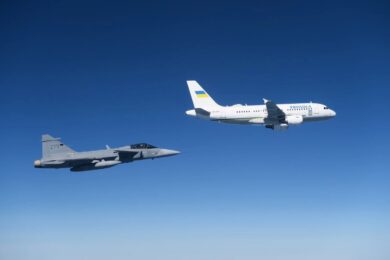 Caça sueco Gripen escolta o Airbus A319 presidencial da Ucrânia