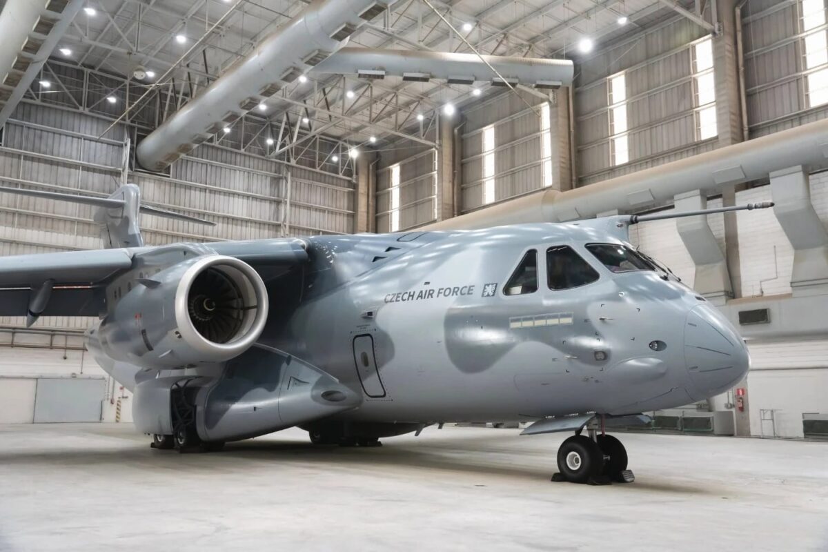 Força Aérea Tcheca primeiro C-390 com esquema de camuflagem final