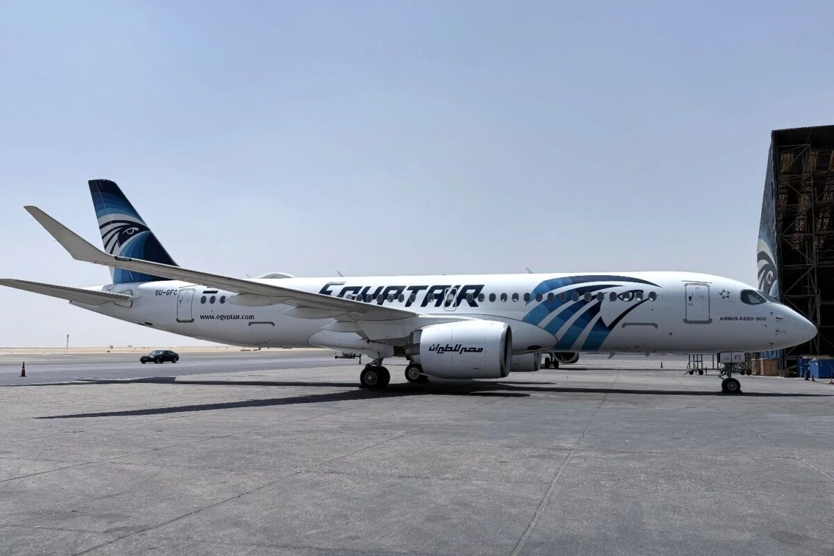Antigo EgyptAir A220-300